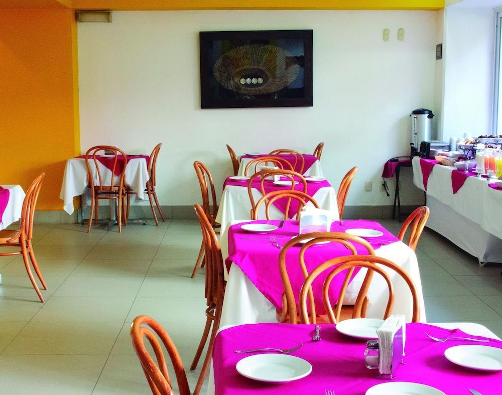 Comfort Monterrey Valle Inn
